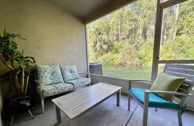 Cozy Gated Townhome w/Patio, Full Kitchen & Pet-Friendly Stay – Near Shopping & Attractions!