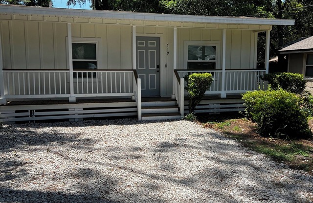 Cozy Gator Getaway Near UF - 2Bed/1Bath for 6 guests - Wifi, AC/Heat, Parking