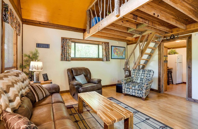 Cozy Georgia Abode w/Deck, Fire Pit & Lake Access