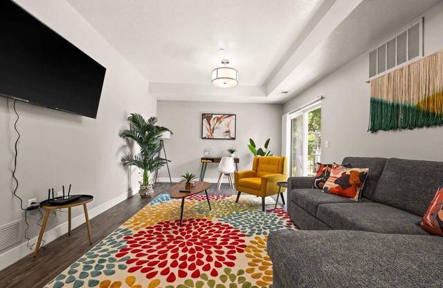 Cozy Getaway Near City Center