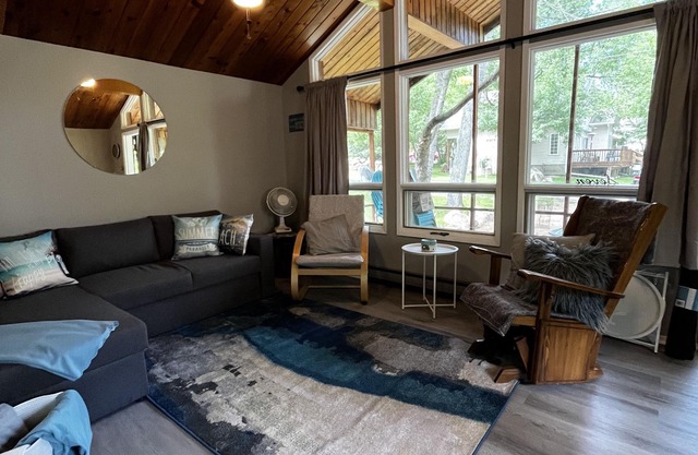 Cozy Grand Beach Cottage in the Park, less than 300 steps to the boardwalk.