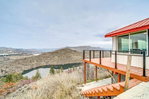 Cozy Grand Coulee Home with Deck and Views!
