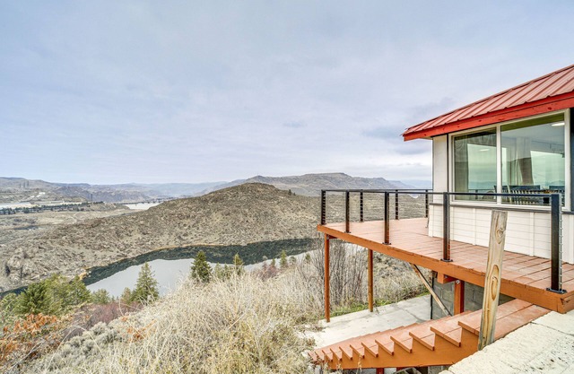 Cozy Grand Coulee Home w/Deck & Views!