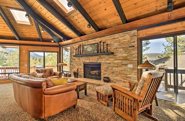 Cozy 'Grand Woodland' Cabin w/Mountain Views