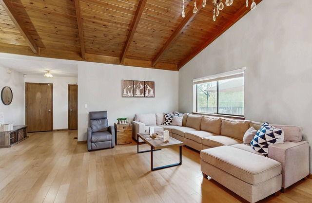 Cozy Groveland home with spacious deck, shared pool access, and Wifi