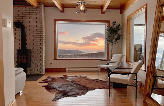 Cozy Haven w/Spa & Stunning Views