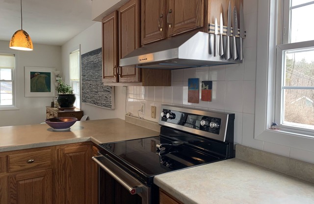 Cozy hilltop cottage w free EV charger near downtown, Hubbard Park & ski resorts