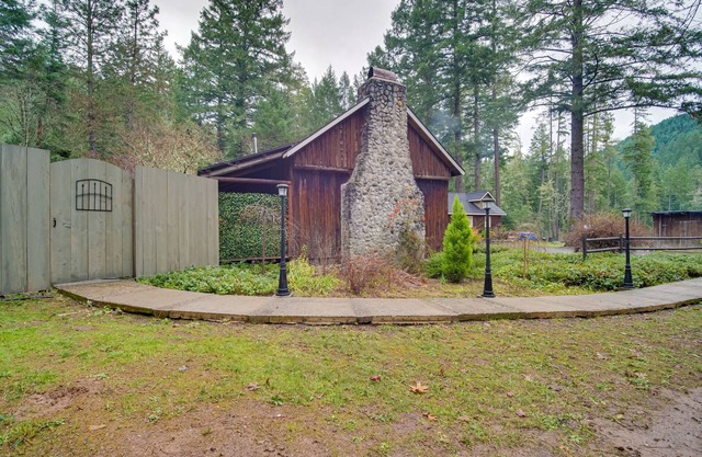 Cozy, Historic Wolf Creek Cabin Near Hiking