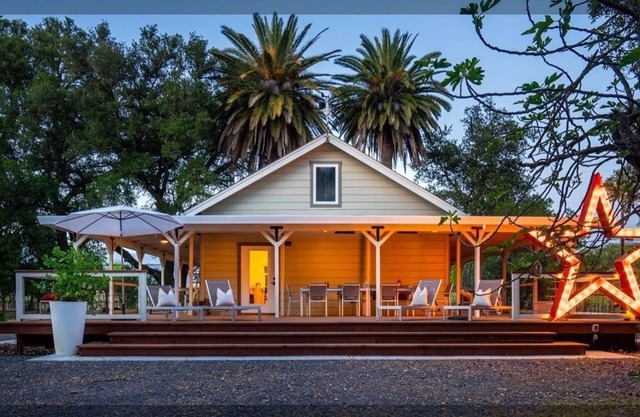 Cozy Historical Guesthouse in Anderson Valley Vineyards