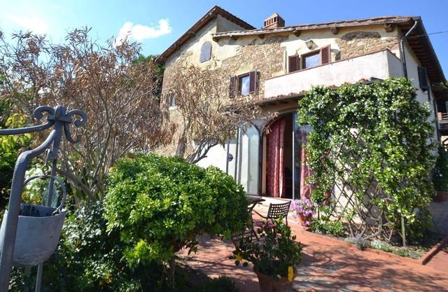 Cozy Holiday Home in Tavarnelle Val di Pesa with Shared Pool