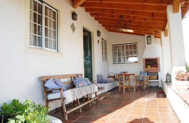 Cozy holiday house in old town Saõ Martinho, away from the crowds