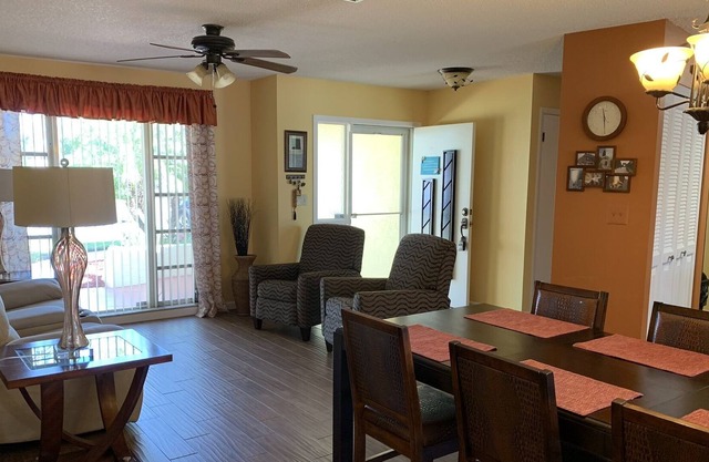 COZY HOLIDAY HIDEAWAY-Minutes from Beaches, Golf, Bike Trails, etc.