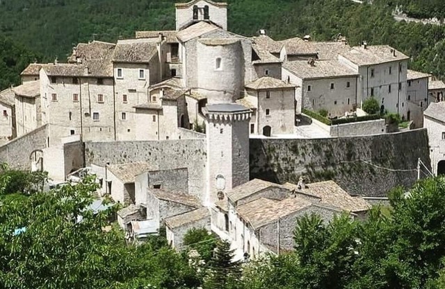 Cozy Holiday Home, 2 double rooms Mountain Views in Medieval Village