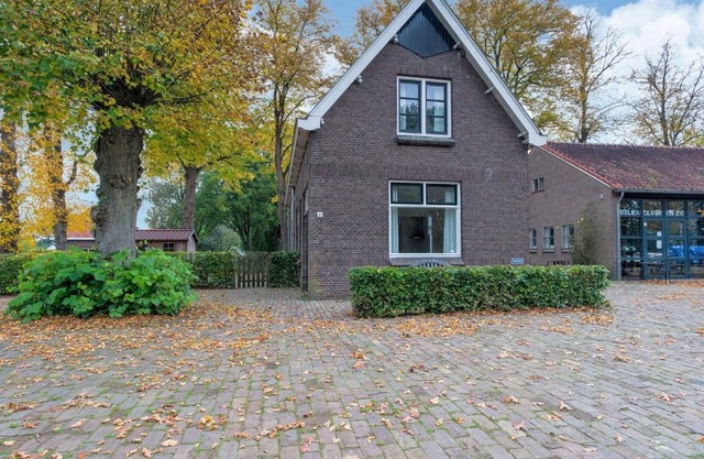 Cozy Holiday Home by the Canal in Dwingeloo