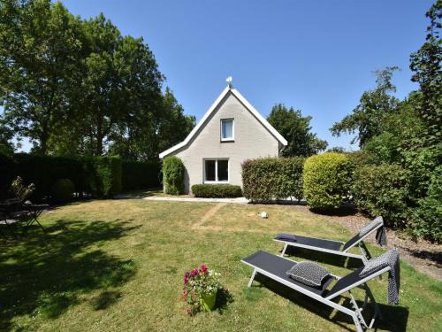Cozy Holiday Home in Zonnemaire near lakebeach