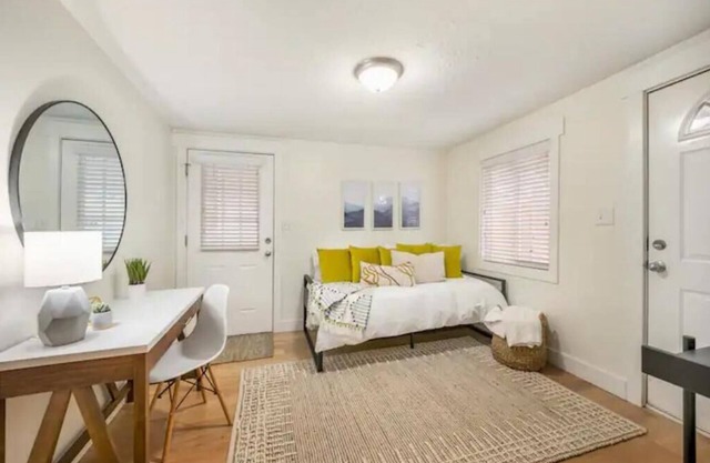 Cozy Home Away From Home! Cute Neighborhood - Off Street Parking
