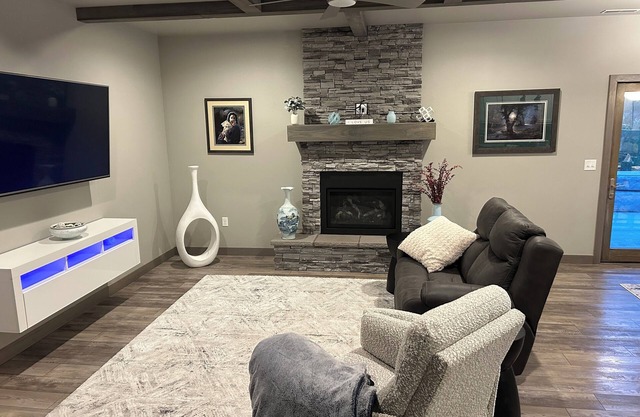 Cozy home close to all attractions w/a fabulous kitchen and all amenities!