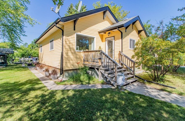 Cozy Home-> Ideal Town location - walk to beach + everything + great fenced yard