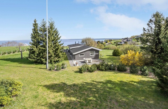 Cozy home in Asnæs with house sea view