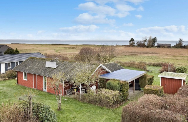 Cozy home in Bogense with WiFi