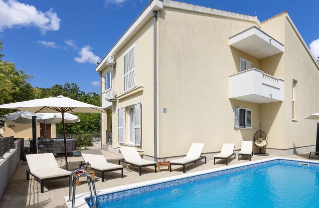 Cozy home in Dugopolje with jacuzzi