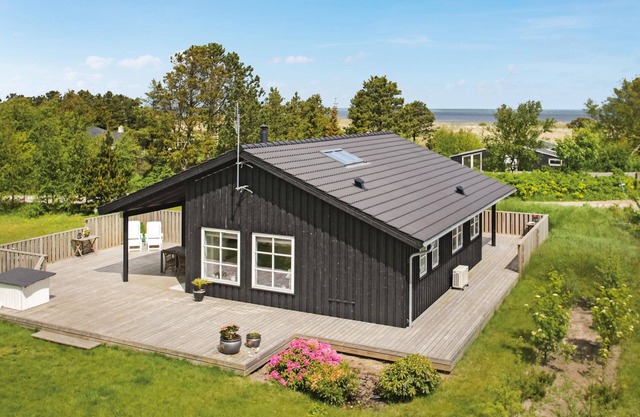 Cozy home in Frederikshavn with kitchen