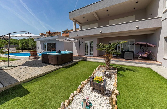 Cozy home in Kastel Stafilic