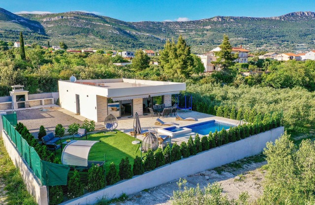Cozy home in Kastel Novi