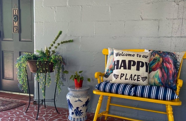 COZY HOME in OCALA Downtown area, nearnDowntown square events and fine dining.