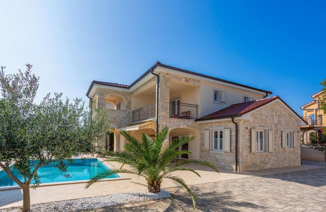 Cozy home in Pinezici with WiFi