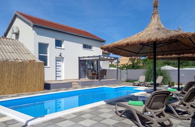 Cozy home in Rastane Donje with WiFi