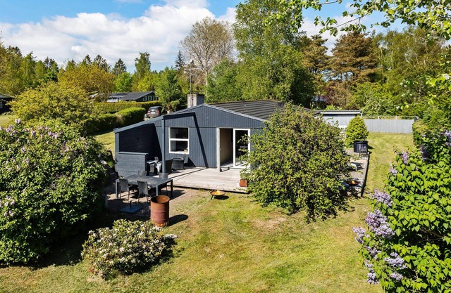 Cozy home in Rønde with WiFi