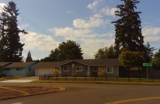 Cozy home in Salem near I-5.