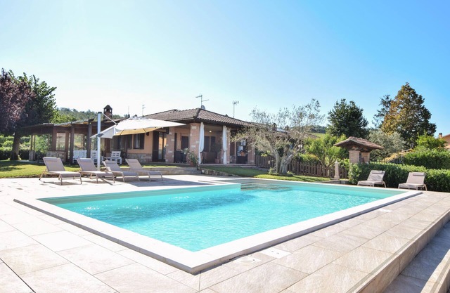 Cozy home in Todi with private swimming pool, can be inside or outside