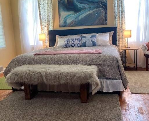Cozy home, King bed, 3 bedrooms,close to downtown beaches towncenter