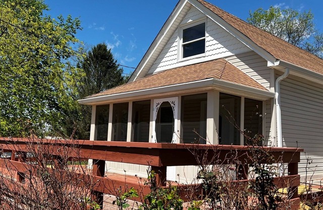 Cozy home located close to Louisville that features 2 separate living areas.