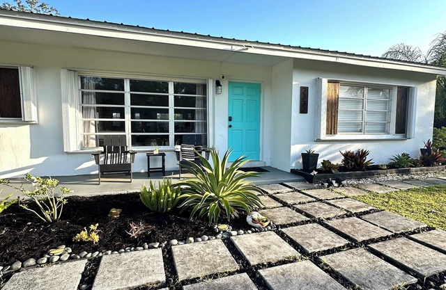 Cozy Home, Minutes to Beach, Downtown Melbourne, Large Backyard with BBQ