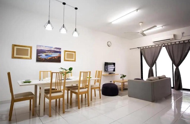 Cozy & Homely 4BR Home Near Legoland & Hello Kitty