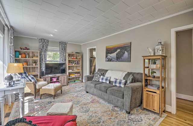 Cozy Home Near Downtown Chapel Hill w/Deck!