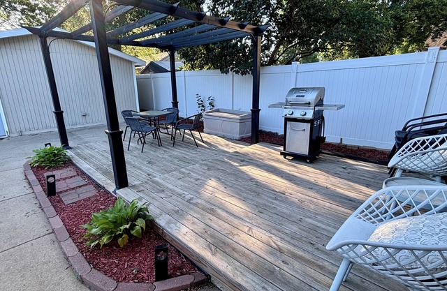 Cozy home near DT, Premier Center & Hospital- Foosball, 65"TV & Fenced Yard