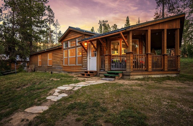 Cozy Home Nestled in Donnelly w/Sandy Beach Access