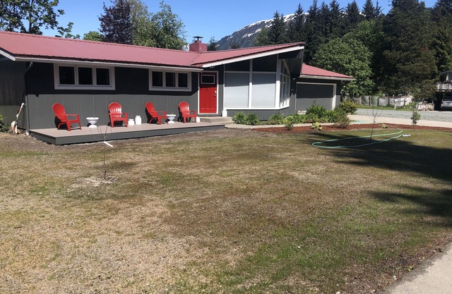 Cozy home next to airport with fenced backyard and lots of sun!