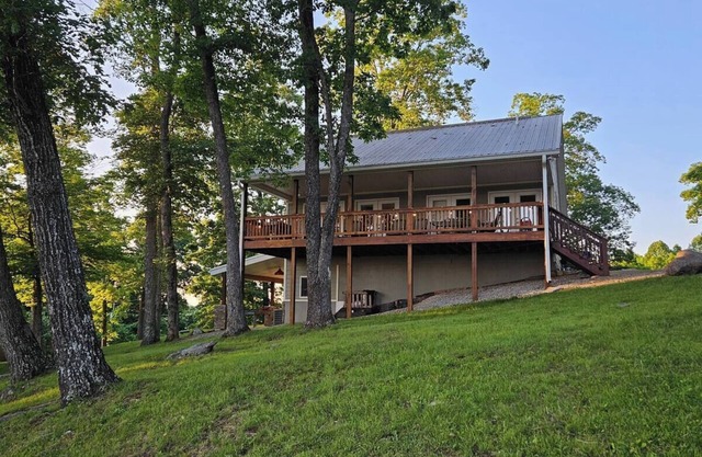 Cozy home offers beautiful views of Lake Cumberland overlooking Conley Bottomn