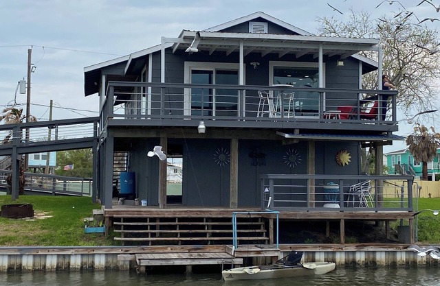 Cozy home on the Galveston bay canal. A perfect family getaway.