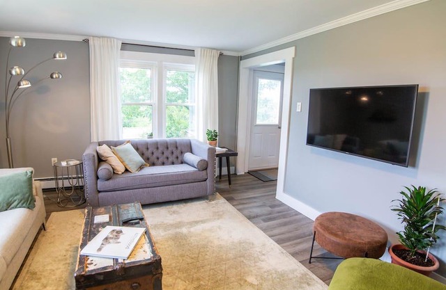Cozy Home With Hot Tub, Riverside Hikes, Fire Pit, Game Room, Yoga Room & More!