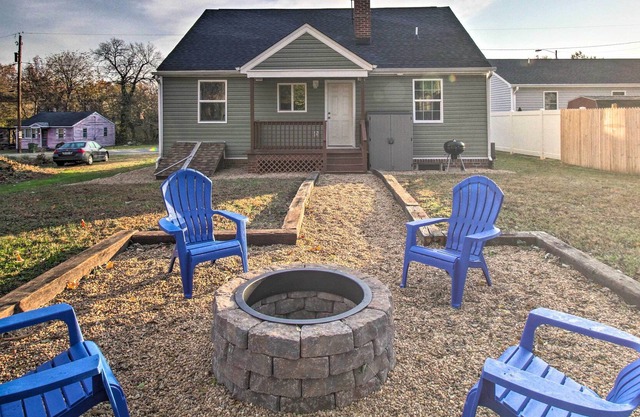 Cozy Home w/ Grill: 1 Block to Longwood Univ!