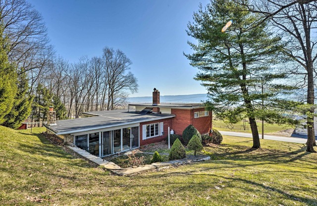 Cozy Home w/Private Patio & Views, Hiking On-Site
