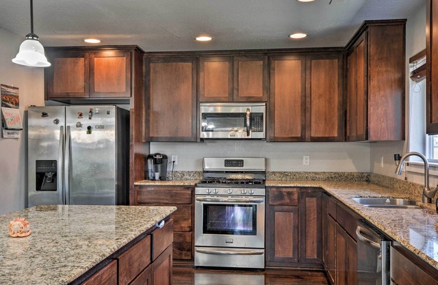 Cozy Home w/Yard ~ 3 Mi to Downtown Medford!
