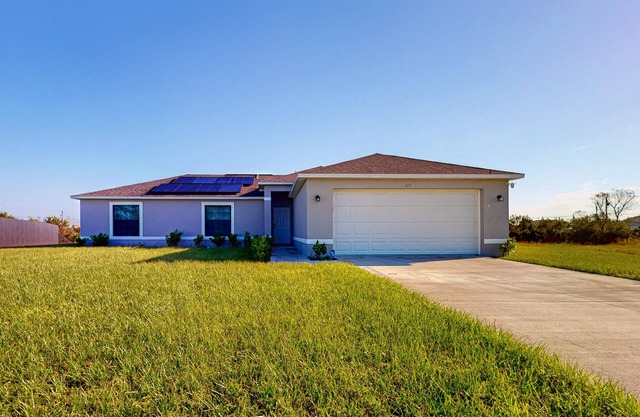Cozy Home with backyard, canal view, fully equipped kitchen, dog friendly