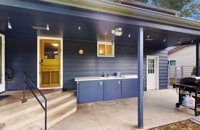 Cozy home with BBQ grill, WiFi, streaming, shared backyard